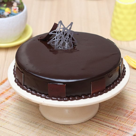 Glazing Chocolate Beauty Cake